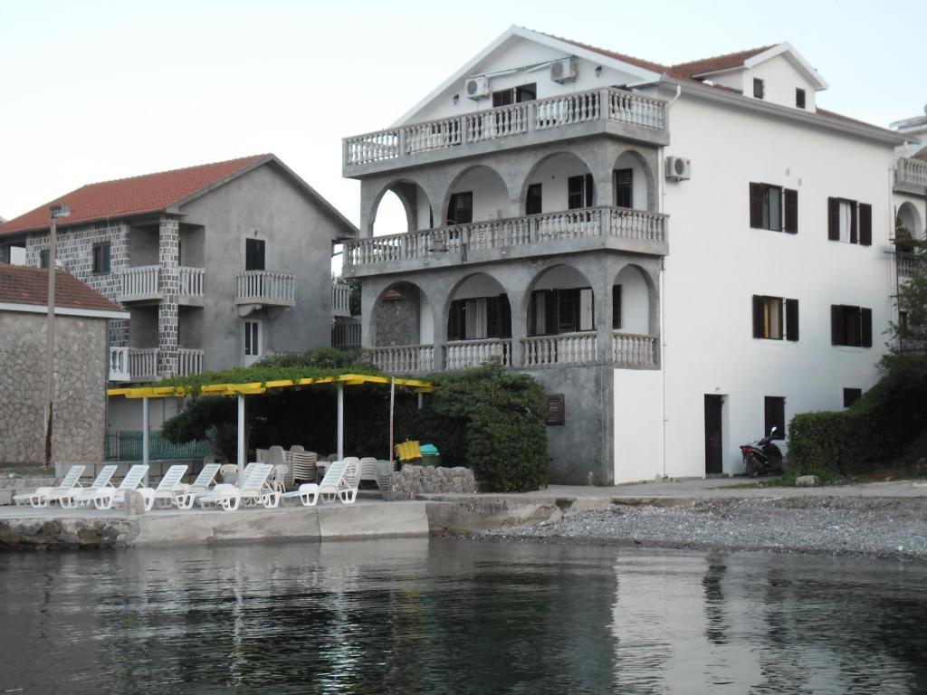 Apartments Petrovic Tivat Bagian luar foto